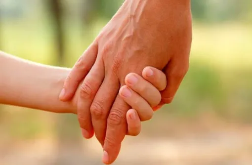 adopción manos