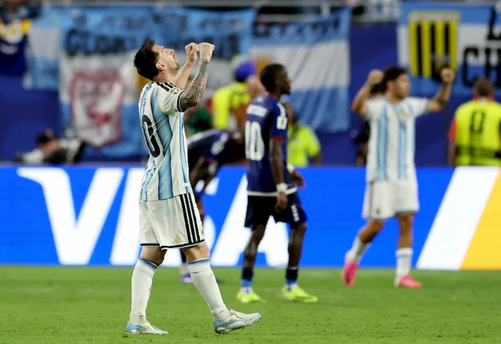 Messi brazos en alto