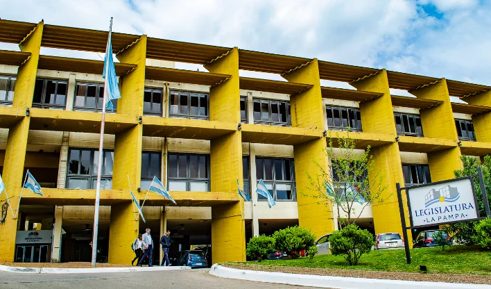 Funcionarios de Niñez en la Legislatura