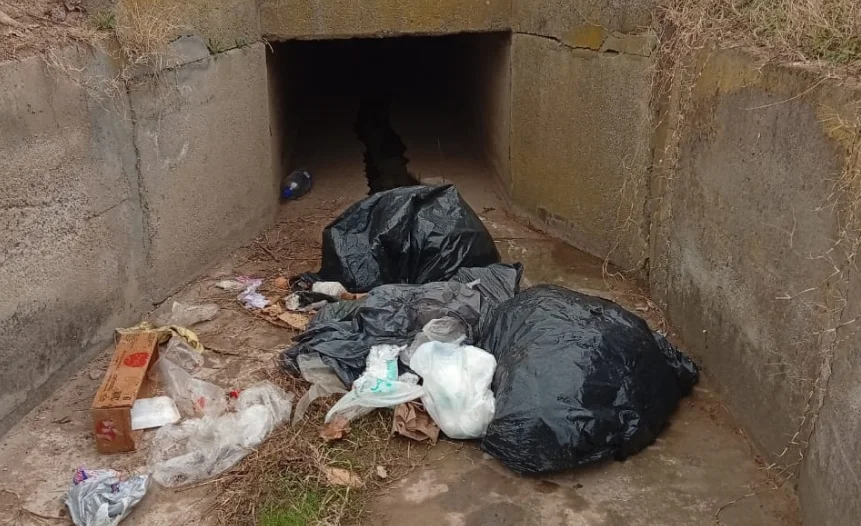 CANAL CON BASURA